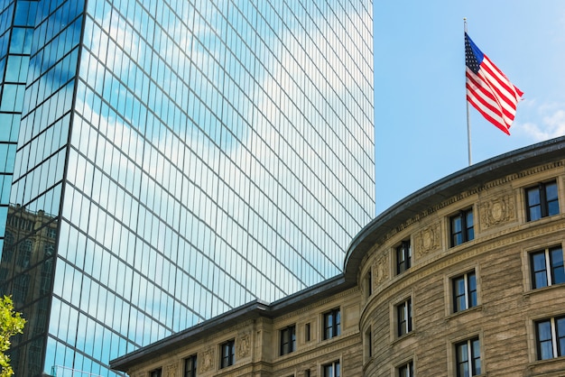 Foto torre di vetro con nuvole bianche nella città di boston