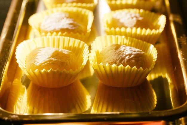 Photo a glass tray of muffins with one that says'oatmeal'on it