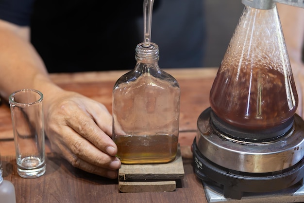 Foto distillazione liquida in tubi di prova a tubi di vetro