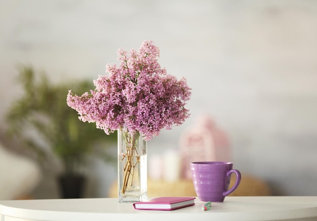 테이블에 아름다운 라일락 꽃과 유리 꽃병