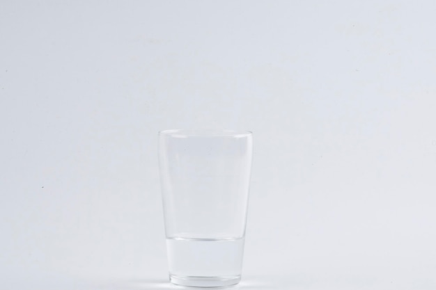 白い背景の水のグラス