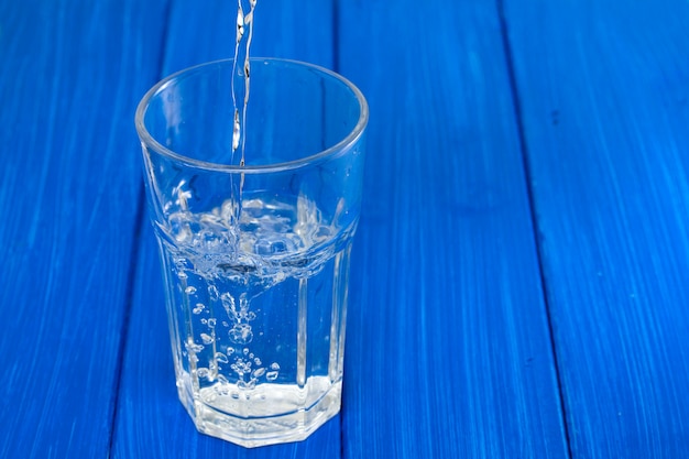 Photo glass of water on blue background