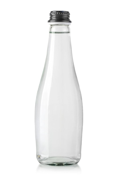 Стеклянная бутылка с водой, изолированная на белом с обтравочной дорожкой