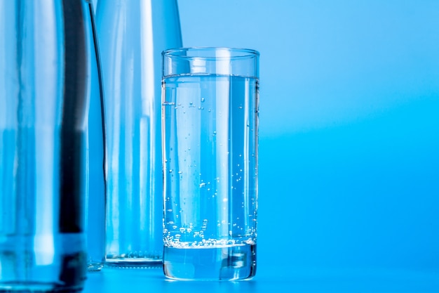 Фото Стеклянные бутылки с водой