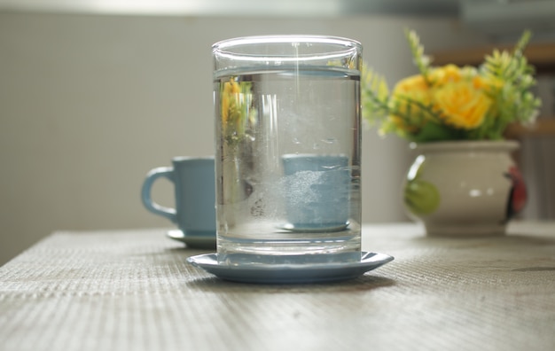 Foto bicchiere d'acqua, bere acqua o bevande fredde