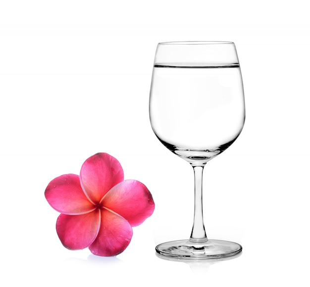ガラスの水とプルメリアの花の白い背景の分離