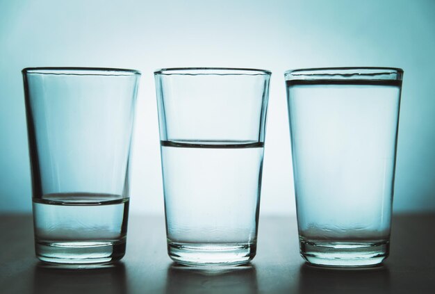 Photo glass of water on table against wall