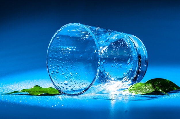 Photo glass of water on a table on a dark table