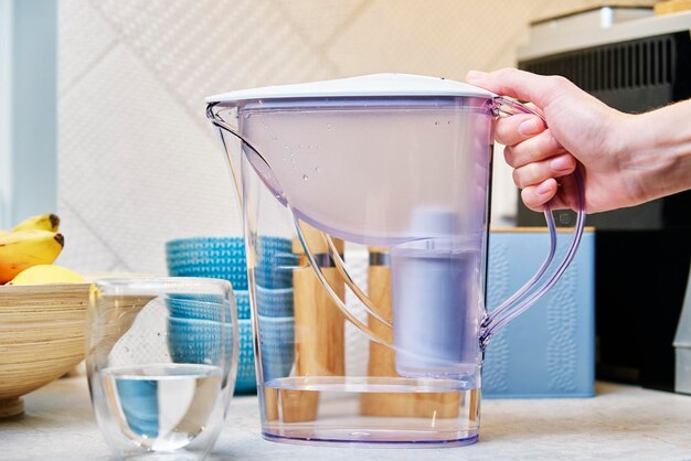 Foto vaso d'acqua e filtro per la pulizia dell'acqua