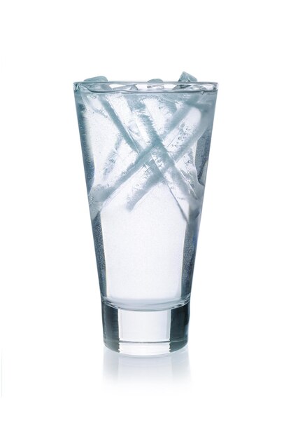 Foto un bicchiere d'acqua con dentro dei cubetti di ghiaccio