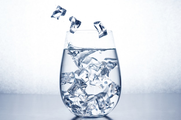 Photo glass of water with ice cubes