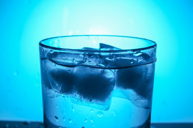 Photo a glass of water with ice