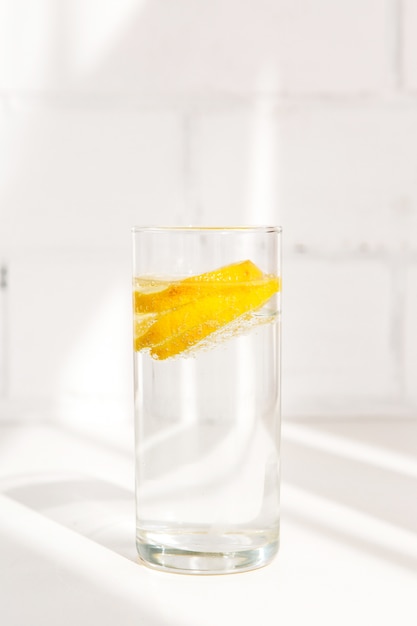 レモンと水のガラス