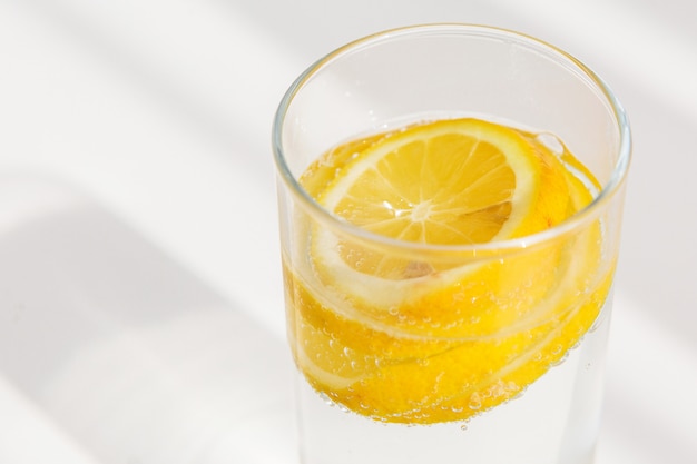 Photo glass of water with lemon