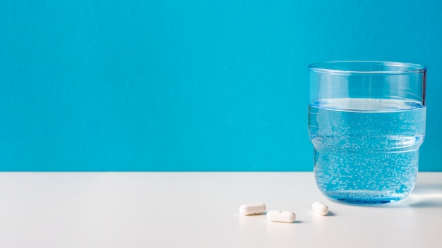 Photo glass of water with pills