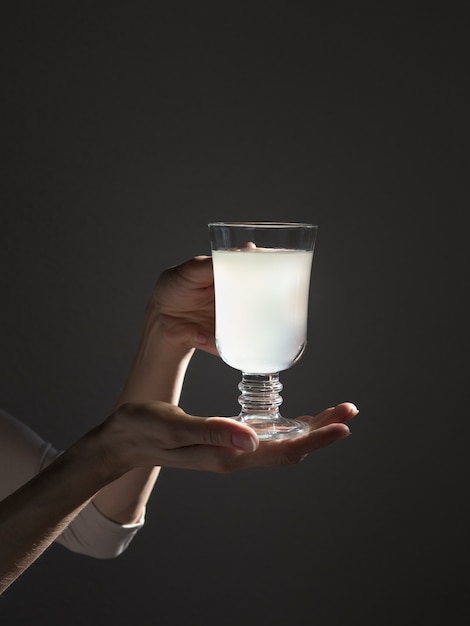Photo a glass of water with soluble tablet