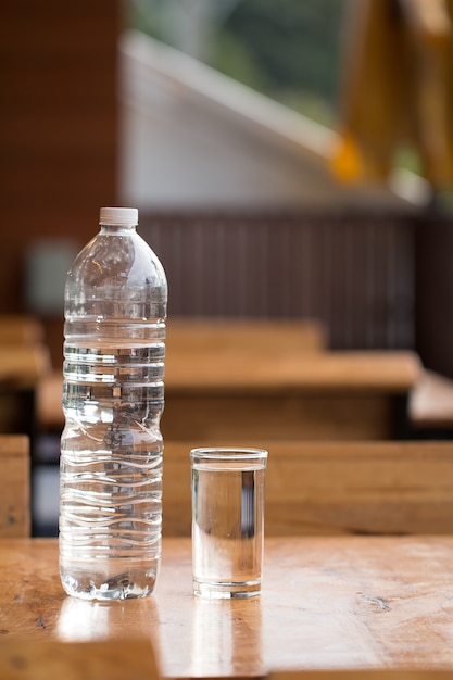 Bicchiere d'acqua sul banco di legno