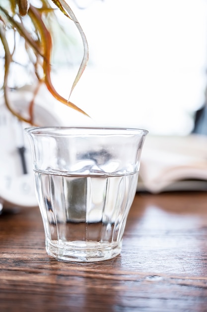 Foto bicchiere d'acqua sulla tavola di legno con lo spazio della copia.