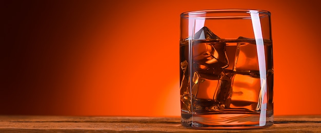 Un bicchiere di whisky o cognac e cubetti di ghiaccio.