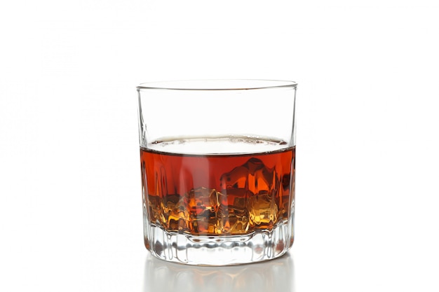 Bicchiere di whisky con cubetti di ghiaccio isolato su sfondo bianco