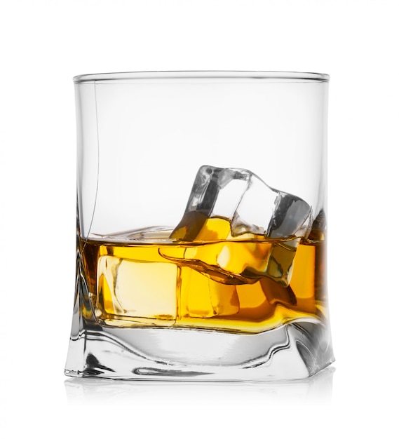 Foto bicchiere di whisky con ghiaccio