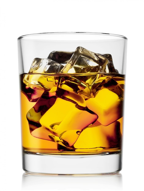 Photo glass whiskey with ice