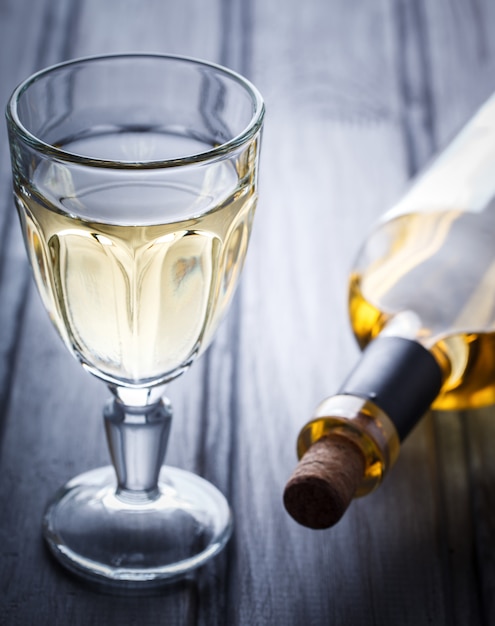 白ワインのグラス。ブドウからのアルコール飲料