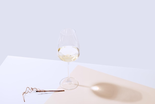 화이트 와인 한 잔이 탁자 위에 있다 밝은 배경