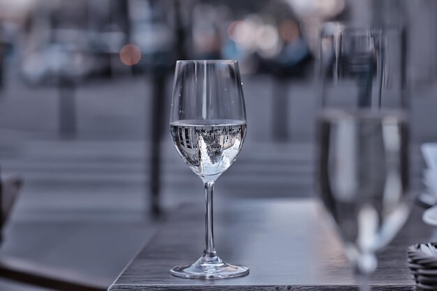 ガラス白ワインレストランのインテリア、バーでのアルコールと抽象的な夜のディナー