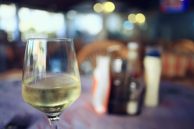 Foto bicchiere di vino bianco ristorante interno, cena astratta con alcolici al bar