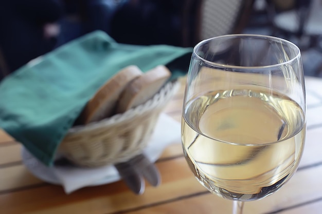 레스토랑에서 화이트 와인 한 잔 / 레스토랑 내부에서 화이트 와인 와인 한 잔, 낭만적인 여름 테이블
