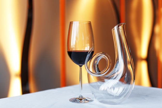 Bicchiere di vino e un decantatore su una tavola con una tovaglia bianca.