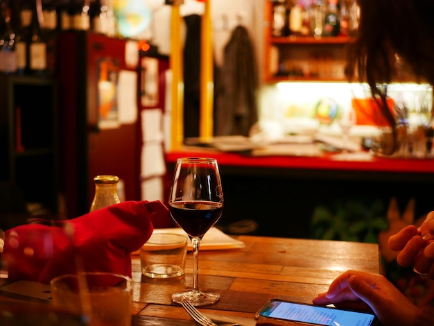 レストランのテーブルの上のワイングラス