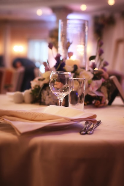 Photo glass wine glasses on the table served for the reception in the restaurant