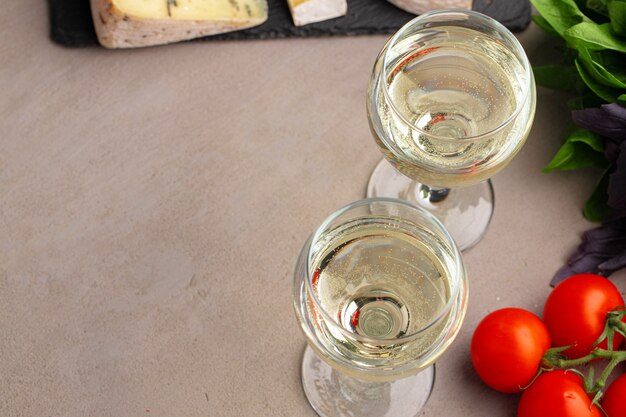 Foto bicchiere di vino e un pezzo di formaggio sul tavolo vicino foto