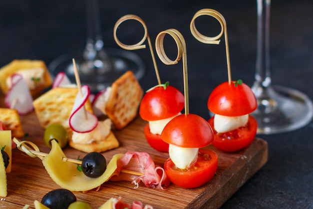 Bicchiere di vino e una porzione di piatto di formaggio tartine snack