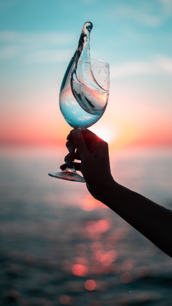 日の出のグラスワイン