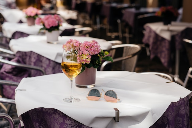 Un bicchiere di vino sul tavolo di un bellissimo bar nel centro dell'europa. riposo