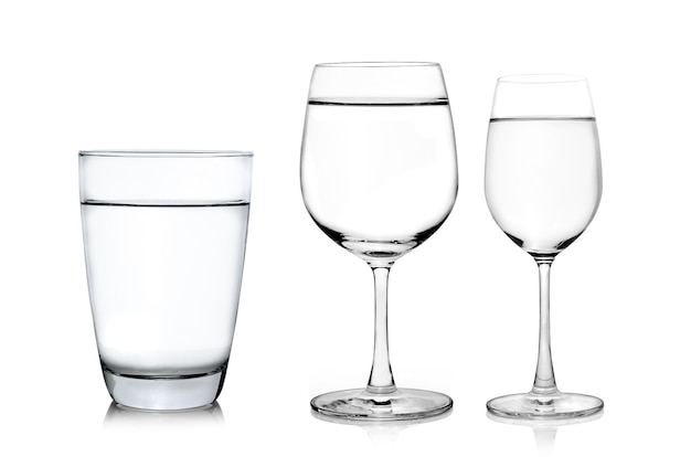 Foto un bicchiere di vino su tavola su uno sfondo bianco