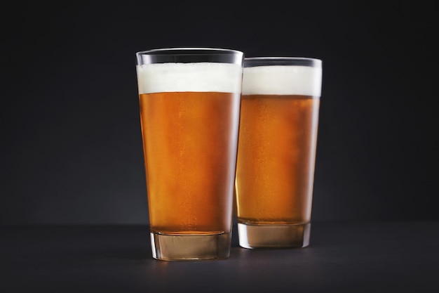 暗い背景にビールを映したグラス ビールのピント クラフトビール