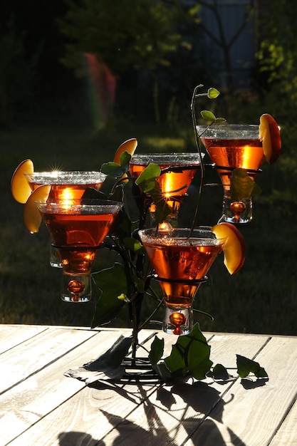 стакан с холодным летним напитком и фруктовым коктейлем