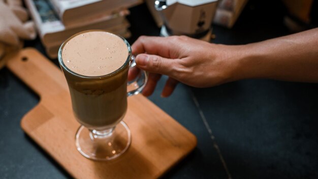 大理石の背景にダルゴナコーヒーとグラスアイスミルクと泡立ったホイップコーヒー