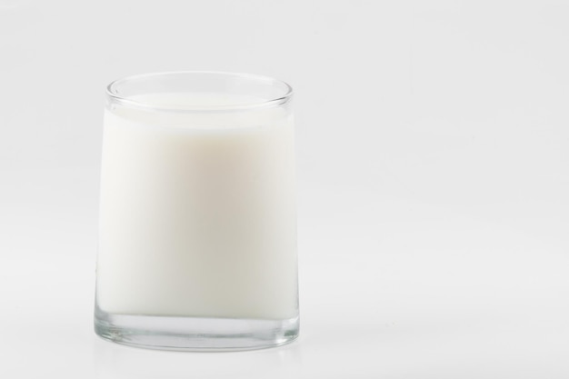 白い背景で隔離のミルクとガラス