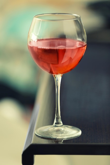 Бокал с красным вином на столе
