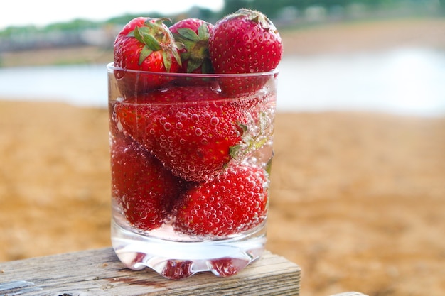 Foto bicchiere con fragole dolci, estate, frutta