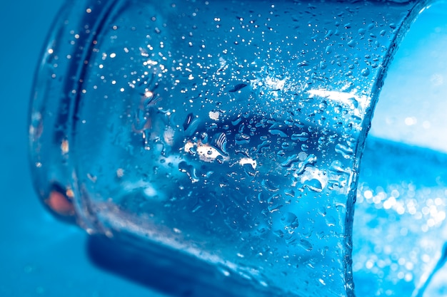 Photo a glass with water drops