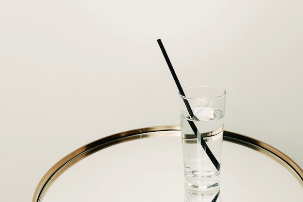 Photo a glass with water and straw