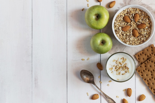 Foto bicchiere di yogurt, cereali e mele