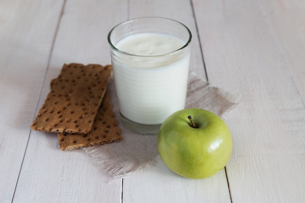 Photo glass of yoghurt, crispbreads and apple