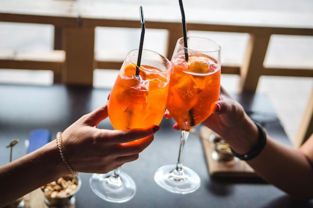 Foto bicchieri di aperol al bar. aperol con arancia e ghiaccio